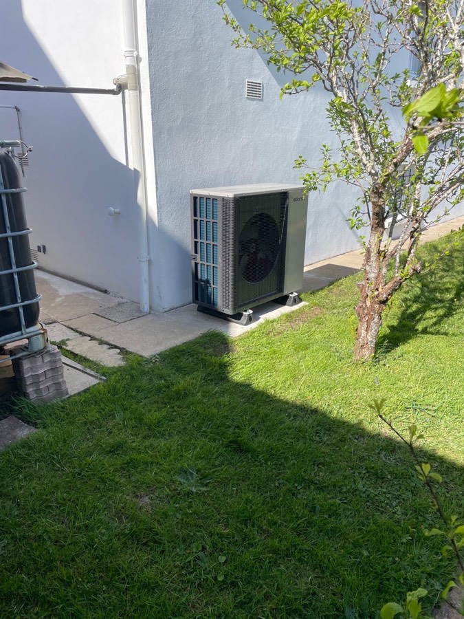 Pompe à chaleur dans jardin