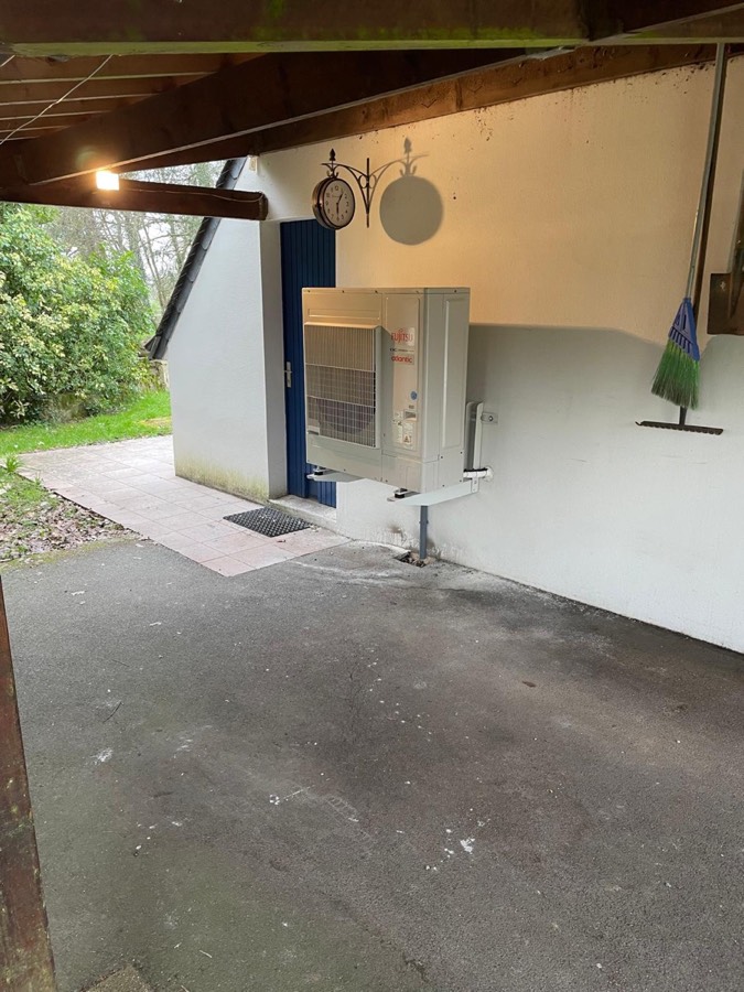 Unité extérieure climatisation sous abri